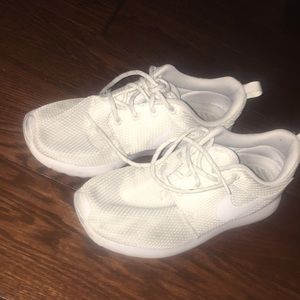 white roshes womens